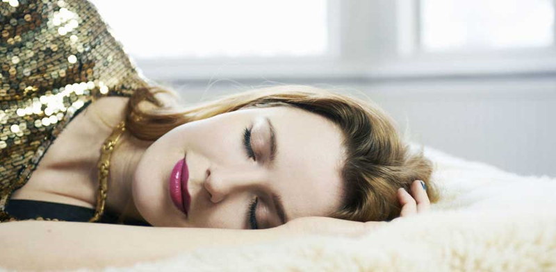 4- پاک نکردن آرایش صورت قبل از خواب