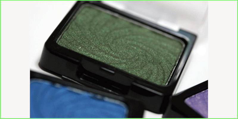 مرحله سوم آرایش با سایه چشم سبز - استفاده از سایه پایه