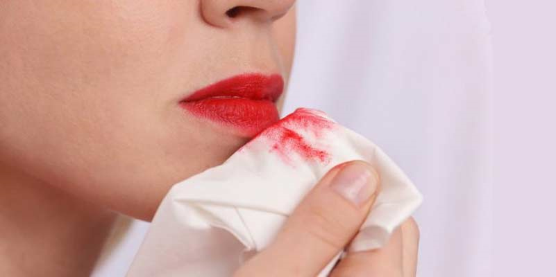 پاک کردن آرایش - برای پاک کردن رژلب‌های بادوام از پاک‌کننده‌های آرایشی روغنی استفاده کنید