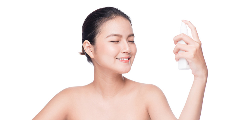 آموزش آرایش تمیز و درخشان - استفاده از اسپری تثبیت کننده آرایشی