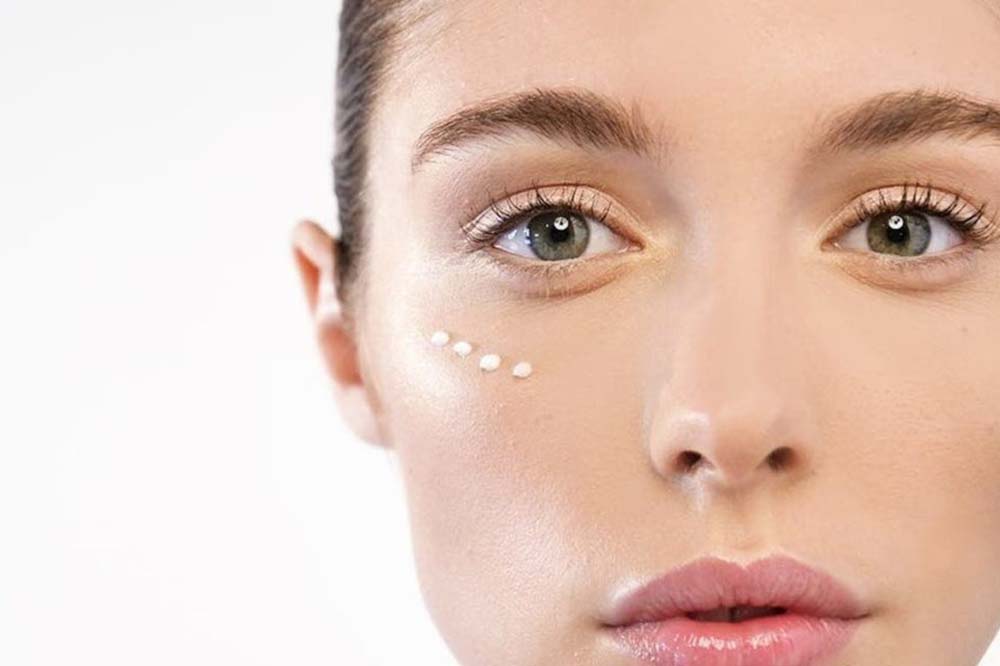 آموزش استفاده از کرم دور چشم Learn how to use eye cream